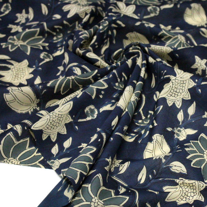 Tissu coton fin imprimé INDIENNES, bleu marine aux fleurs bleues et écrues – STANDARD 100 OEKO-TEX