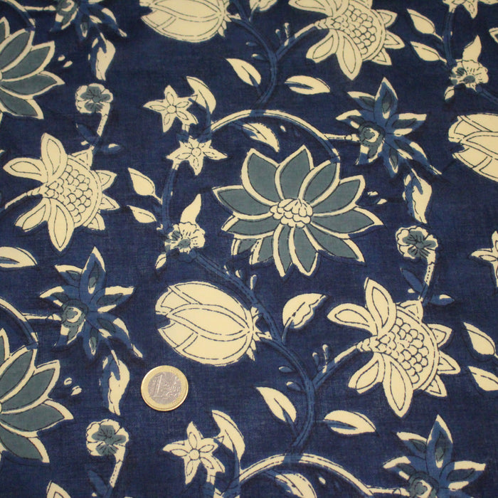 Tissu coton fin imprimé INDIENNES, bleu marine aux fleurs bleues et écrues – STANDARD 100 OEKO-TEX