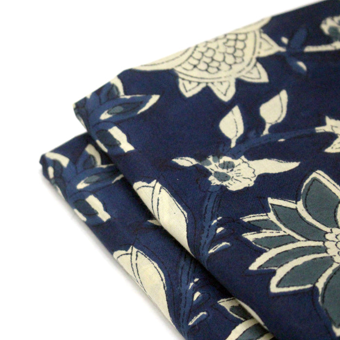 Tissu coton fin imprimé INDIENNES, bleu marine aux fleurs bleues et écrues – STANDARD 100 OEKO-TEX