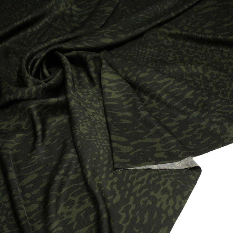 Tissu viscose fluide SERPENT, motif python vert kaki et noir - Fabrication italienne - TissusPapi.com