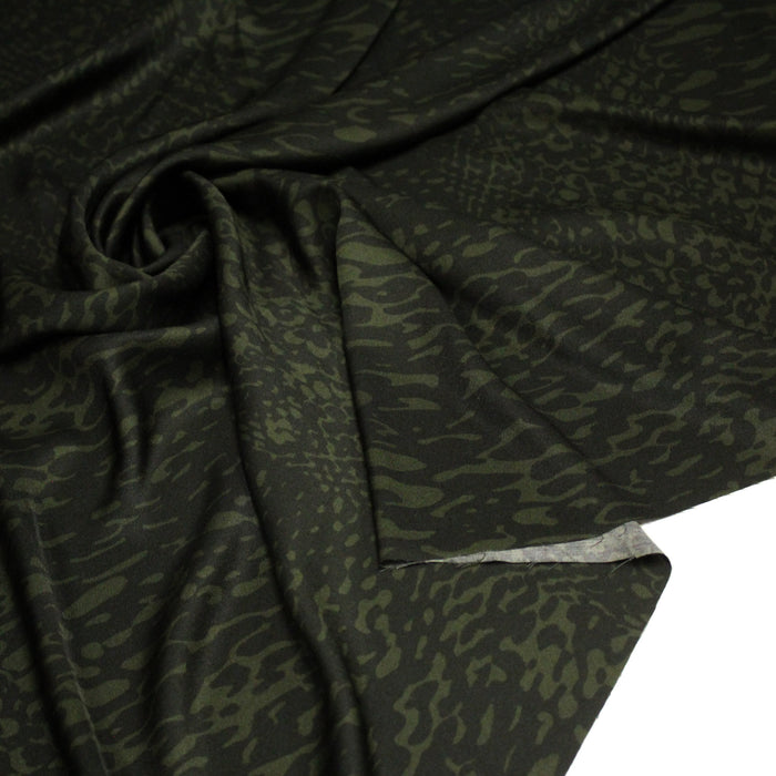 Tissu viscose fluide SERPENT, motif python vert kaki et noir - Fabrication italienne
