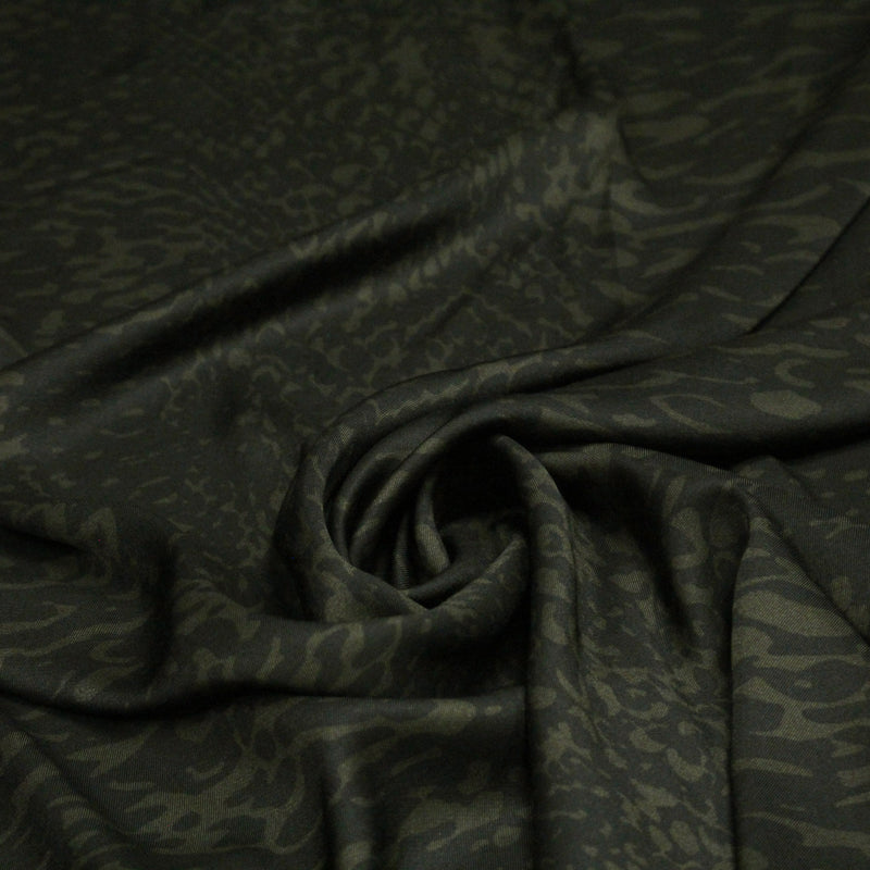 Tissu viscose fluide SERPENT, motif python vert kaki et noir - Fabrication italienne - TissusPapi.com