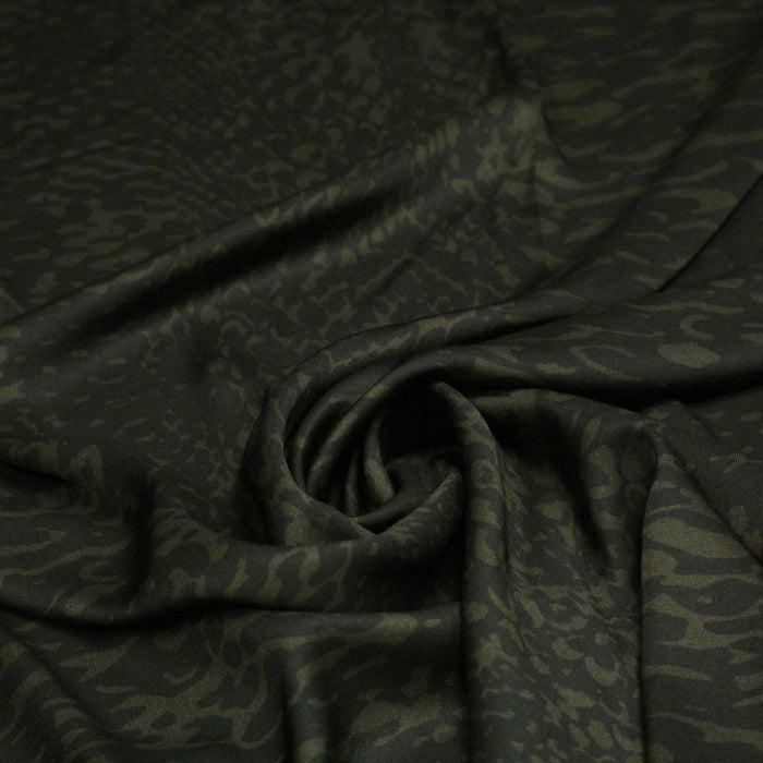 Tissu viscose fluide SERPENT, motif python vert kaki et noir - Fabrication italienne