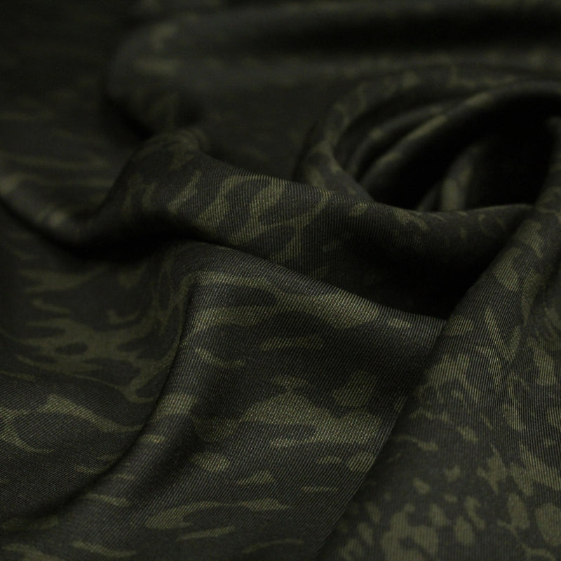 Tissu viscose fluide SERPENT, motif python vert kaki et noir - Fabrication italienne - TissusPapi.com