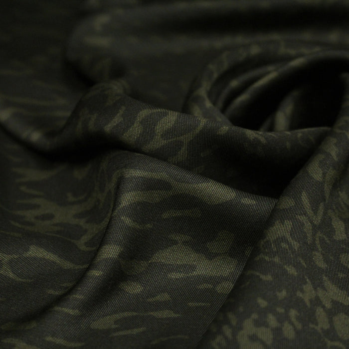 Tissu viscose fluide SERPENT, motif python vert kaki et noir - Fabrication italienne