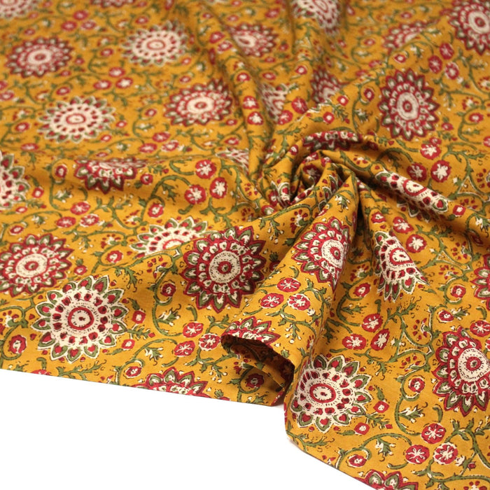 Tissu coton fin imprimé INDIENNES, jaune safran, rosaces rouges et écrues – STANDARD 100 OEKO - TEX - TissusPapi.com