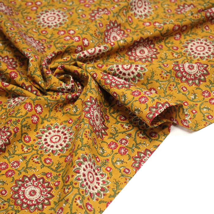 Tissu coton fin imprimé INDIENNES, jaune safran, rosaces rouges et écrues – STANDARD 100 OEKO - TEX - TissusPapi.com
