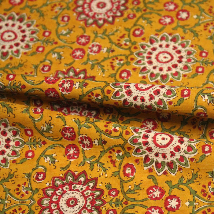 Tissu coton fin imprimé INDIENNES, jaune safran, rosaces rouges et écrues – STANDARD 100 OEKO - TEX - TissusPapi.com