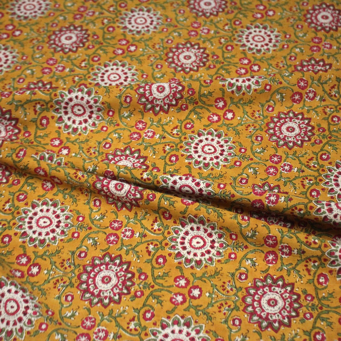 Tissu coton fin imprimé INDIENNES, jaune safran, rosaces rouges et écrues – STANDARD 100 OEKO - TEX - TissusPapi.com