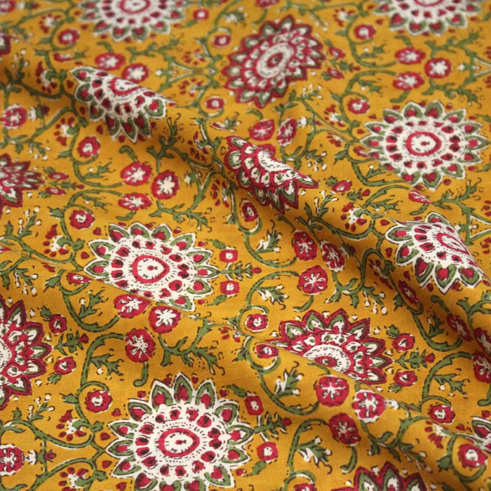 Tissu coton fin imprimé INDIENNES, jaune safran, rosaces rouges et écrues – STANDARD 100 OEKO - TEX - TissusPapi.com