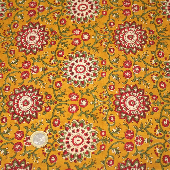 Tissu coton fin imprimé INDIENNES, jaune safran, rosaces rouges et écrues – STANDARD 100 OEKO - TEX - TissusPapi.com