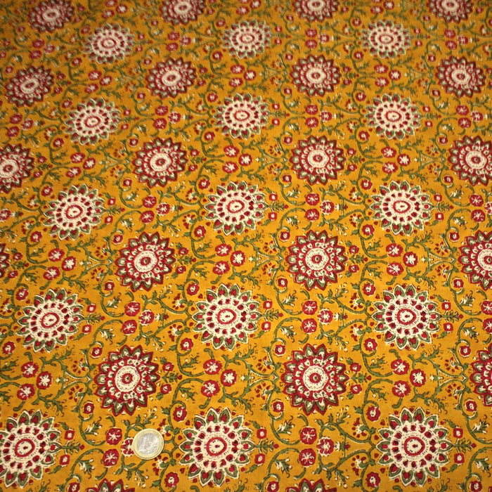 Tissu coton fin imprimé INDIENNES, jaune safran, rosaces rouges et écrues – STANDARD 100 OEKO - TEX - TissusPapi.com