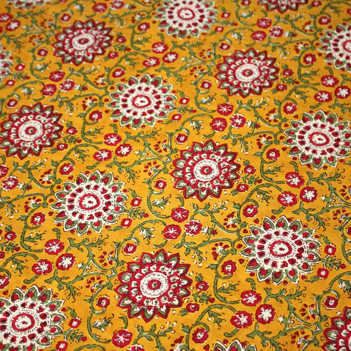Tissu coton fin imprimé INDIENNES, jaune safran, rosaces rouges et écrues – STANDARD 100 OEKO - TEX - TissusPapi.com
