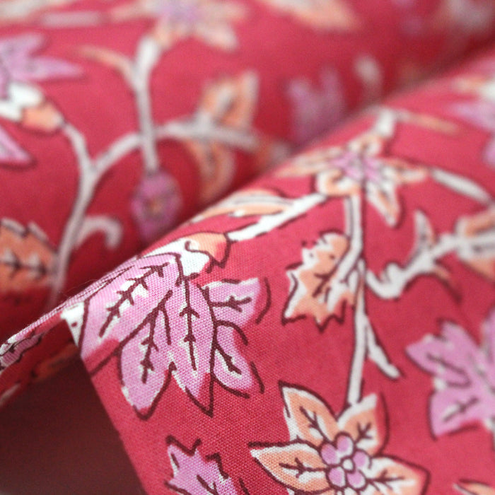 Tissu coton fin imprimé INDIENNES, fuchsia aux fleurs roses et orange corail – STANDARD 100 OEKO-TEX