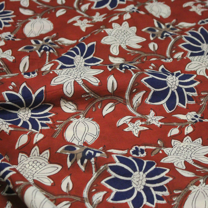 Tissu coton fin imprimé INDIENNES, rouge aux fleurs bleues et écrues – STANDARD 100 OEKO-TEX