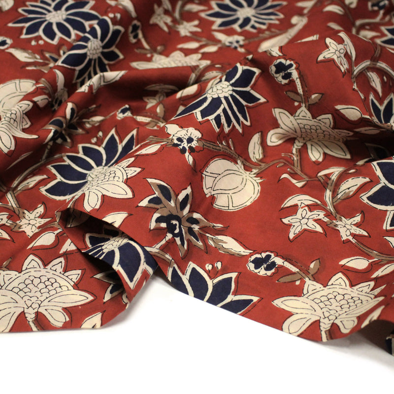 Tissu coton fin imprimé INDIENNES, rouge aux fleurs bleues et écrues – STANDARD 100 OEKO - TEX - TissusPapi.com
