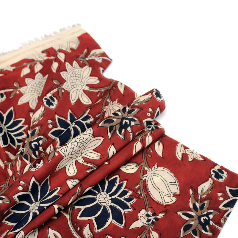 Tissu coton fin imprimé INDIENNES, rouge aux fleurs bleues et écrues – STANDARD 100 OEKO - TEX - TissusPapi.com