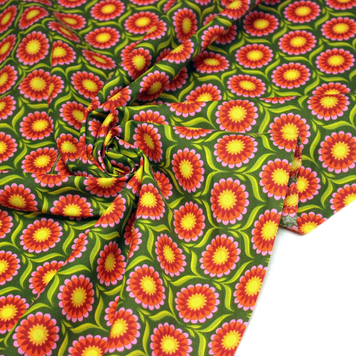 Tissu cotonnade aux fleurs SEVENTIES roses jaunes et rouges, fond kaki - OEKO-TEX STANDARD 100 - TissusPapi.com