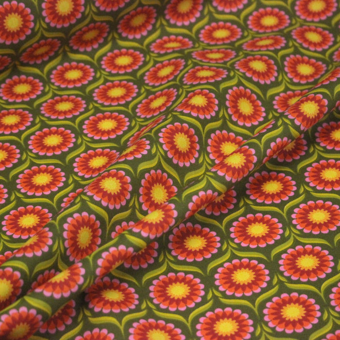 Tissu cotonnade aux fleurs SEVENTIES roses jaunes et rouges, fond kaki - OEKO-TEX STANDARD 100 - TissusPapi.com