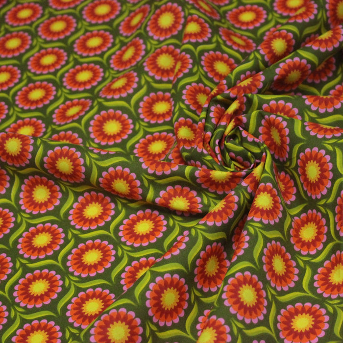 Tissu cotonnade aux fleurs SEVENTIES roses jaunes et rouges, fond kaki - OEKO-TEX STANDARD 100 - TissusPapi.com