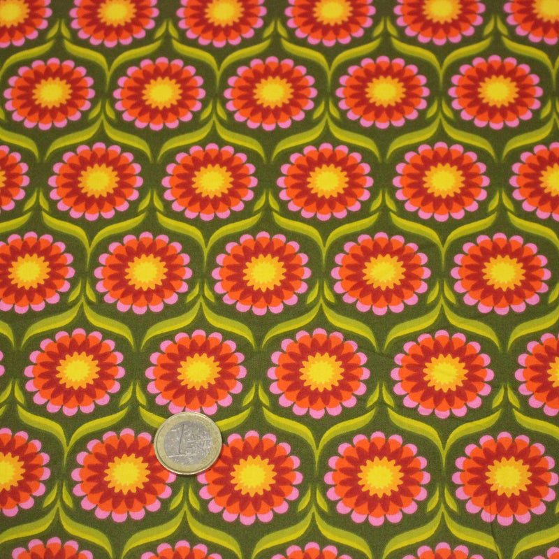 Tissu cotonnade aux fleurs SEVENTIES roses jaunes et rouges, fond kaki - OEKO-TEX STANDARD 100 - TissusPapi.com