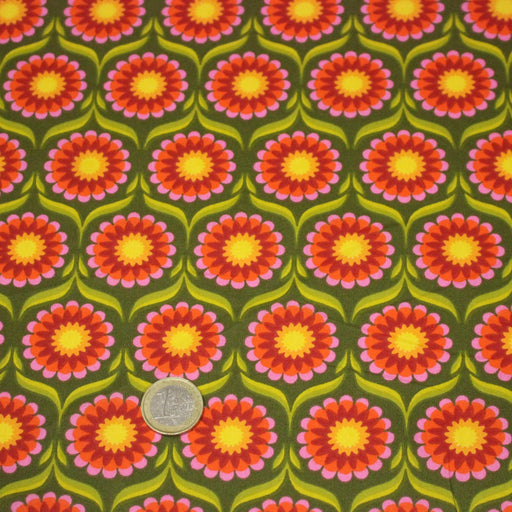Tissu cotonnade aux fleurs SEVENTIES roses jaunes et rouges, fond kaki - OEKO-TEX STANDARD 100 - TissusPapi.com
