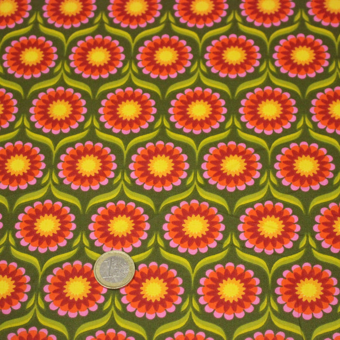 Tissu cotonnade aux fleurs SEVENTIES roses jaunes et rouges, fond kaki - OEKO-TEX STANDARD 100 - TissusPapi.com