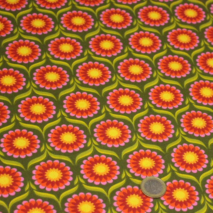Tissu cotonnade aux fleurs SEVENTIES roses jaunes et rouges, fond kaki - OEKO-TEX STANDARD 100 - TissusPapi.com
