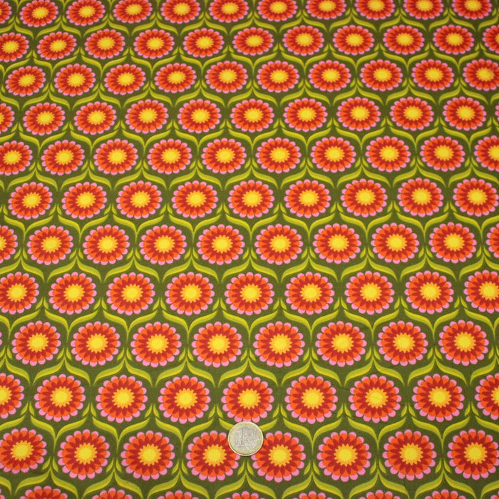Tissu cotonnade aux fleurs SEVENTIES roses jaunes et rouges, fond kaki - OEKO-TEX STANDARD 100 - TissusPapi.com
