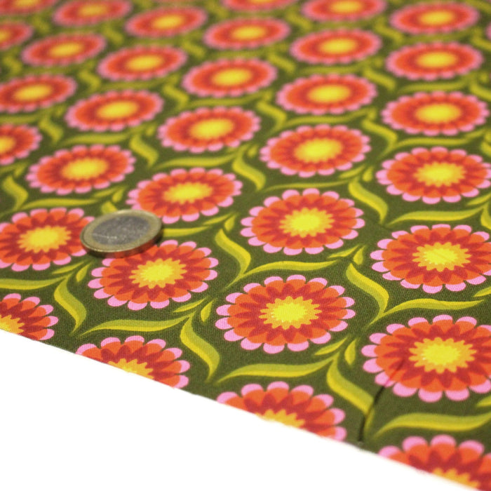 Tissu cotonnade aux fleurs SEVENTIES roses jaunes et rouges, fond kaki - OEKO-TEX STANDARD 100 - TissusPapi.com