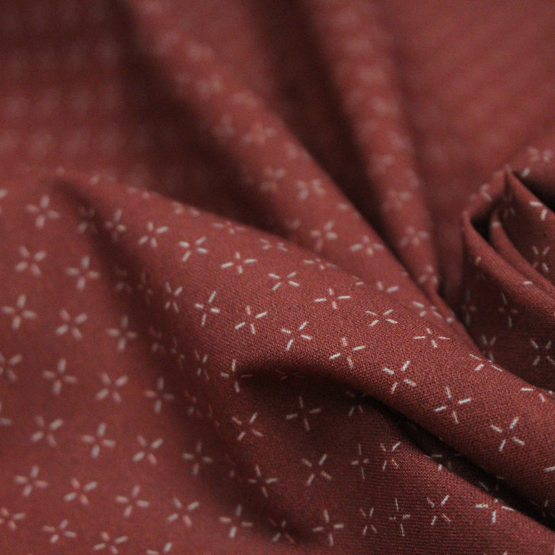 Tissu cotonnade motif japonais KA - KASURI, aux fines croix écrues, fond rouge - TissusPapi.com