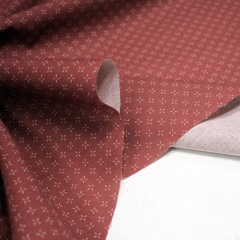 Tissu cotonnade motif japonais KA - KASURI, aux fines croix écrues, fond rouge - TissusPapi.com