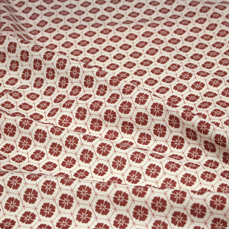 Tissu cotonnade motif japonais KIKKŌ HANABISHI, fleurs & hexagones, rouge & écru - TissusPapi.com