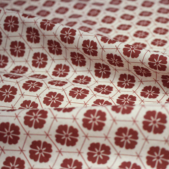 Tissu cotonnade motif japonais KIKKŌ HANABISHI, fleurs & hexagones, rouge & écru - TissusPapi.com