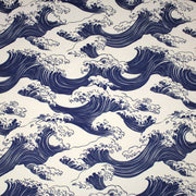 Tissu gabardine coton imprimée HOKUSAI Vagues japonaises bleues & blanc cassé - OEKO - TEX - TissusPapi.com