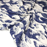 Tissu gabardine coton imprimée HOKUSAI Vagues japonaises bleues & blanc cassé - OEKO - TEX - TissusPapi.com