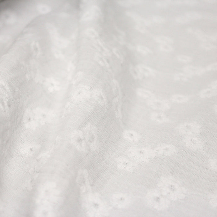 Tissu double gaze de coton blanche aux fleurs brodées broderie anglaise - COLLECTION ESMEE - Oeko-Tex
