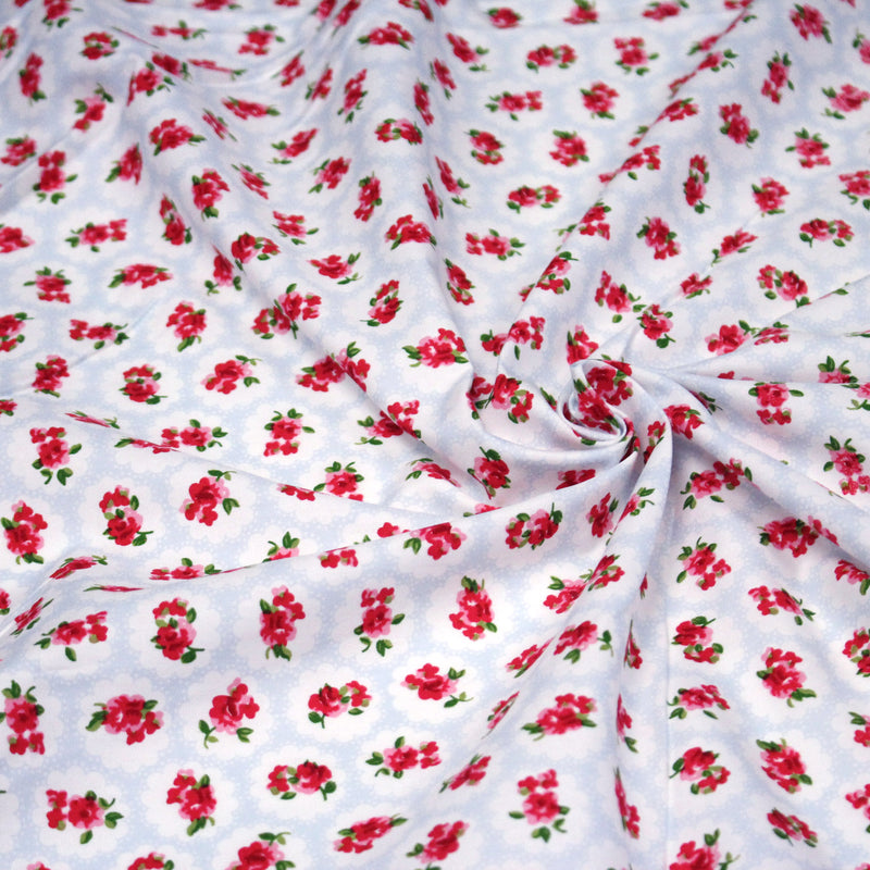 Tissu popeline SHOREDITCH, motif britannique fleuri rose, fond bleu ciel & blanc - TissusPapi.com
