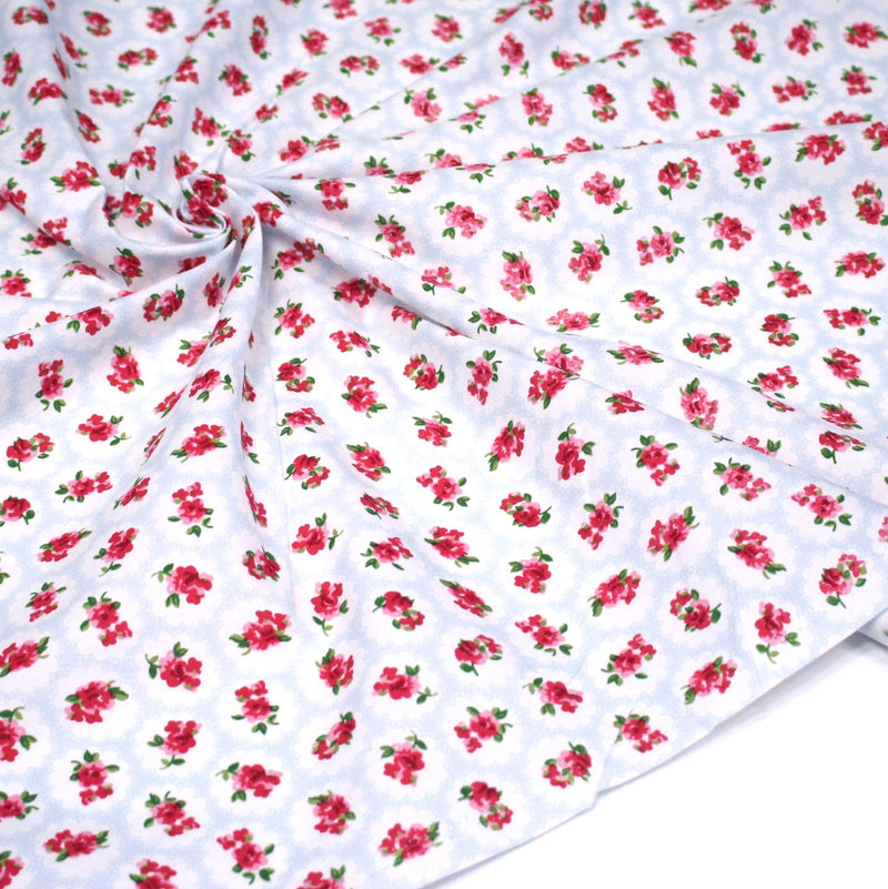 Tissu popeline SHOREDITCH, motif britannique fleuri rose, fond bleu ciel & blanc - TissusPapi.com