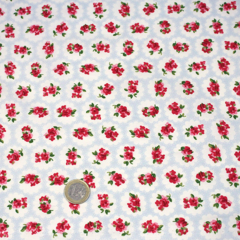 Tissu popeline SHOREDITCH, motif britannique fleuri rose, fond bleu ciel & blanc - TissusPapi.com