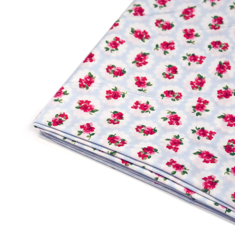 Tissu popeline SHOREDITCH, motif britannique fleuri rose, fond bleu ciel & blanc - TissusPapi.com