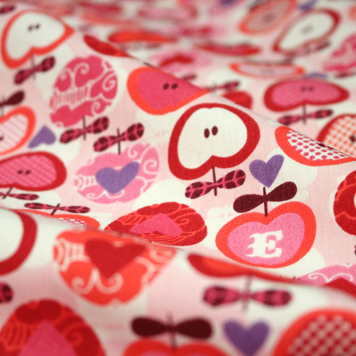 Tissu cotonnade POMME D'AMOUR, coeurs roses et pommes rouges - TissusPapi.com