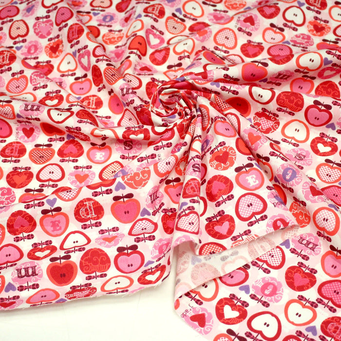 Tissu cotonnade POMME D'AMOUR, coeurs roses et pommes rouges - TissusPapi.com