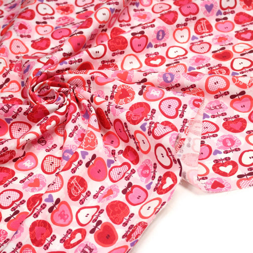 Tissu cotonnade POMME D'AMOUR, coeurs roses et pommes rouges - TissusPapi.com