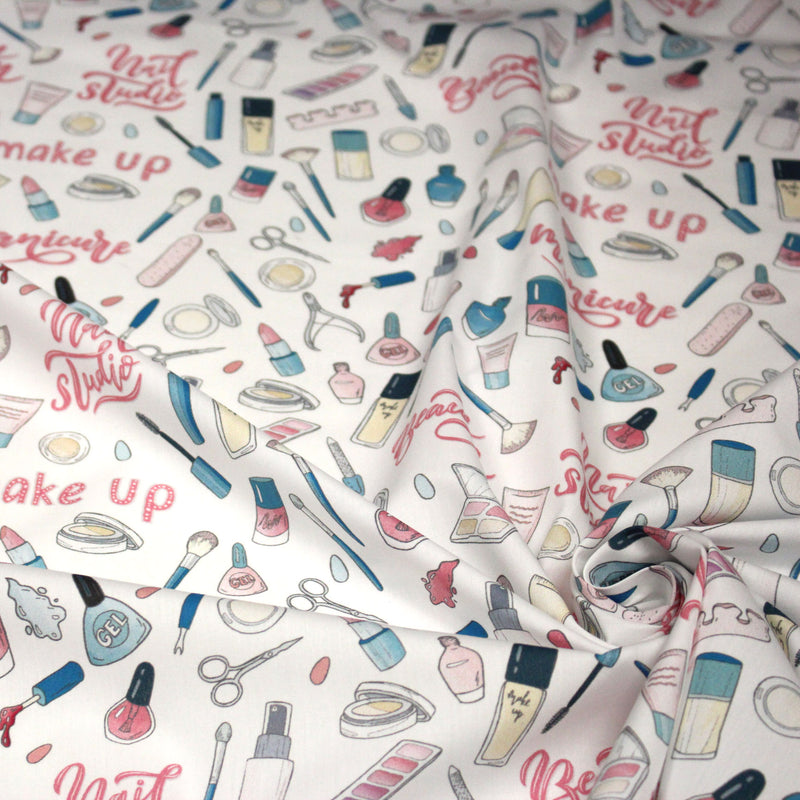 Tissu cotonnade MAKE - UP GIRLY, motifs maquillages et parfums, tons roses, bleus, écrus - TissusPapi.com