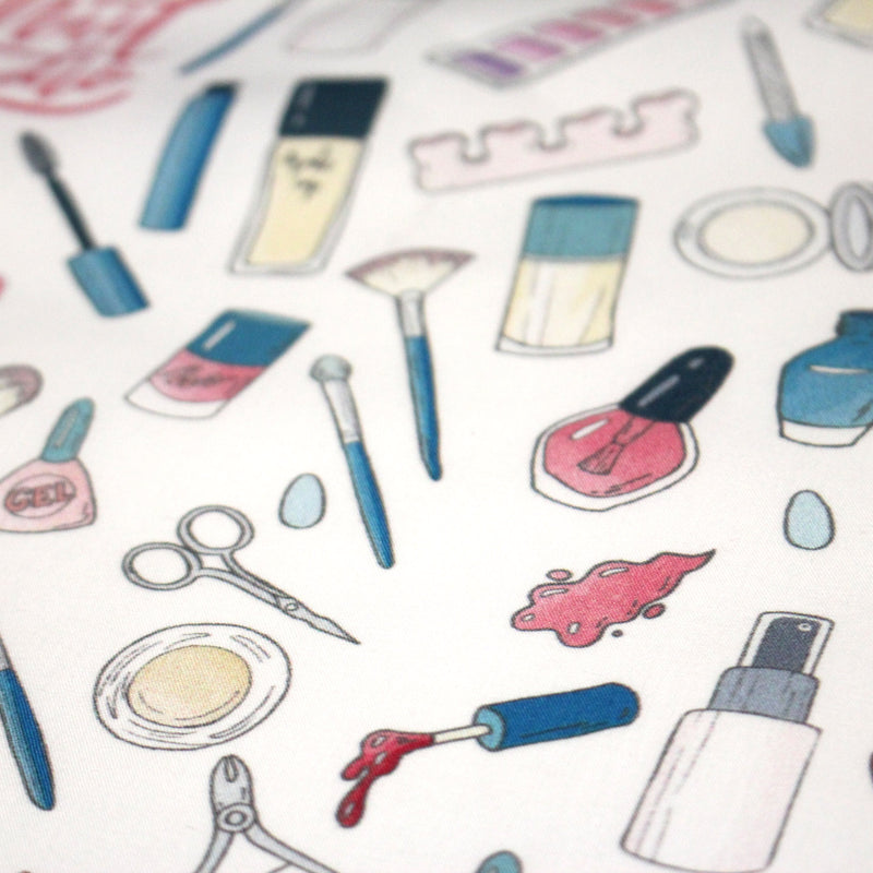 Tissu cotonnade MAKE - UP GIRLY, motifs maquillages et parfums, tons roses, bleus, écrus - TissusPapi.com