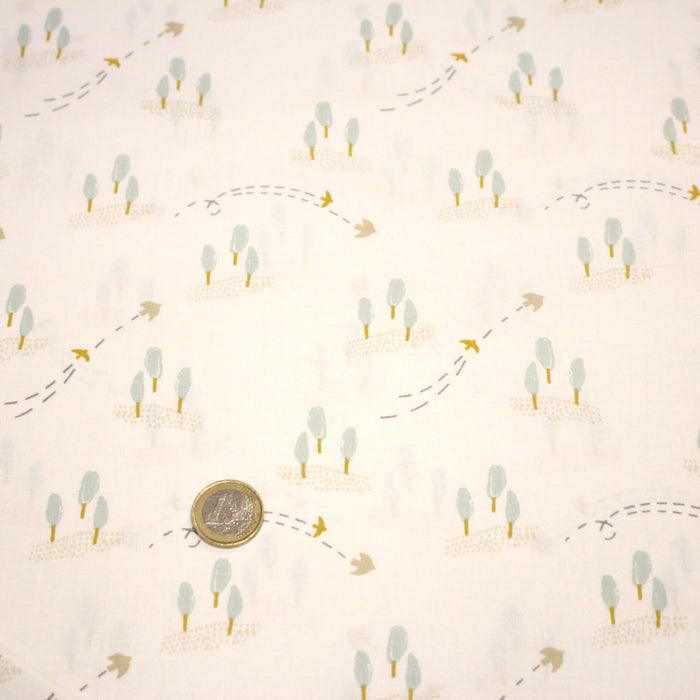 Tissu cotonnade enfant, les cyprès et les oiseaux, fond blanc cassé - OEKO - TEX STANDARD 100 - TissusPapi.com