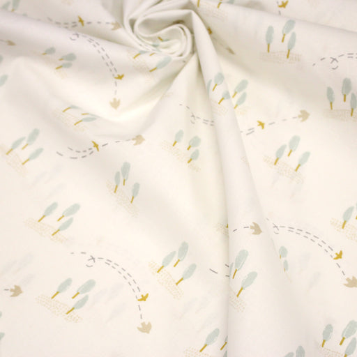 Tissu cotonnade enfant, les cyprès et les oiseaux, fond blanc cassé - OEKO - TEX STANDARD 100 - TissusPapi.com