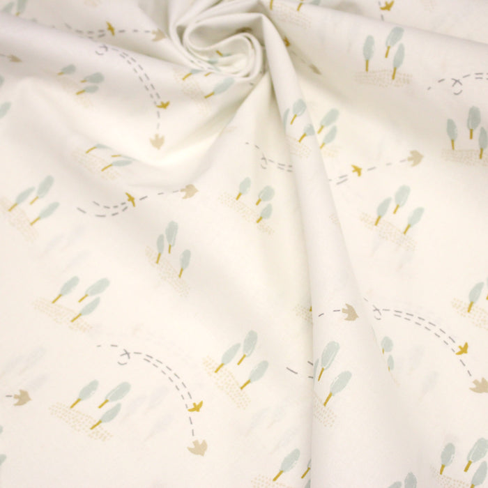Tissu cotonnade enfant, les cyprès et les oiseaux, fond blanc cassé - OEKO - TEX STANDARD 100 - TissusPapi.com
