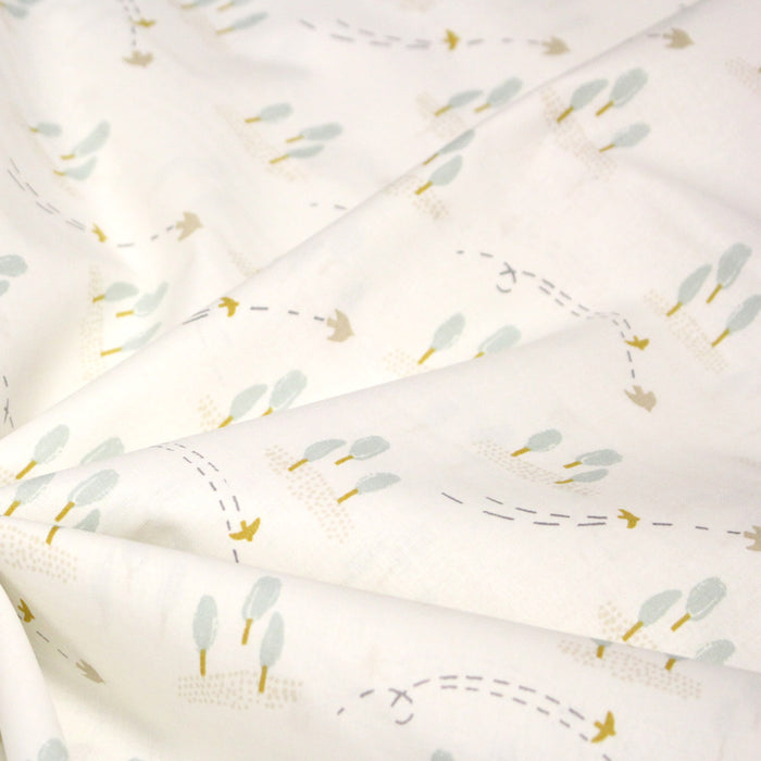 Tissu cotonnade enfant, les cyprès et les oiseaux, fond blanc cassé - OEKO - TEX STANDARD 100 - TissusPapi.com